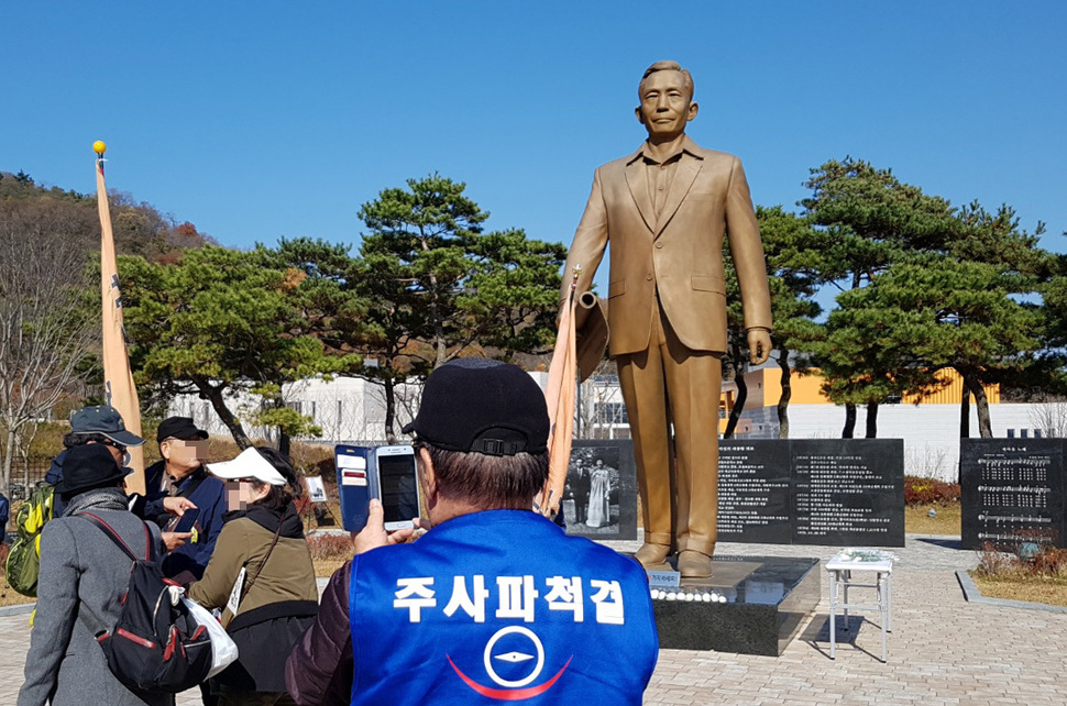 14일 오전 경북 구미시 상모동의 박정희 전 대통령 대형 동상 앞에서 방문객들이 기념사진을 찍고 있다. 구미/김일우 기자