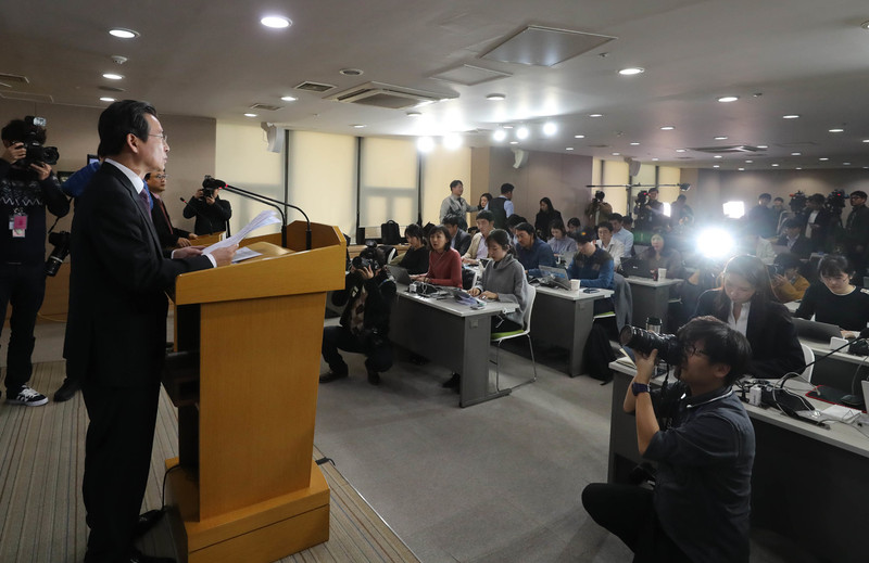 김용범 금융위원회 부위원장 겸 증권선물위원회 위원장이 14일 오후 서울 종로구 정부서울청사 브리핑룸에서 삼성바이오로직스가 회계처리의 중과실로 매매거래가 정지된다고 발표하고 있다. 신소영 기자 viator@hani.co.kr