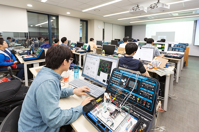 한국폴리텍대학 경기도 성남 캠퍼스 융합기술교육원의 임베디드시스템과 학생들이 실습을 하고 있다.