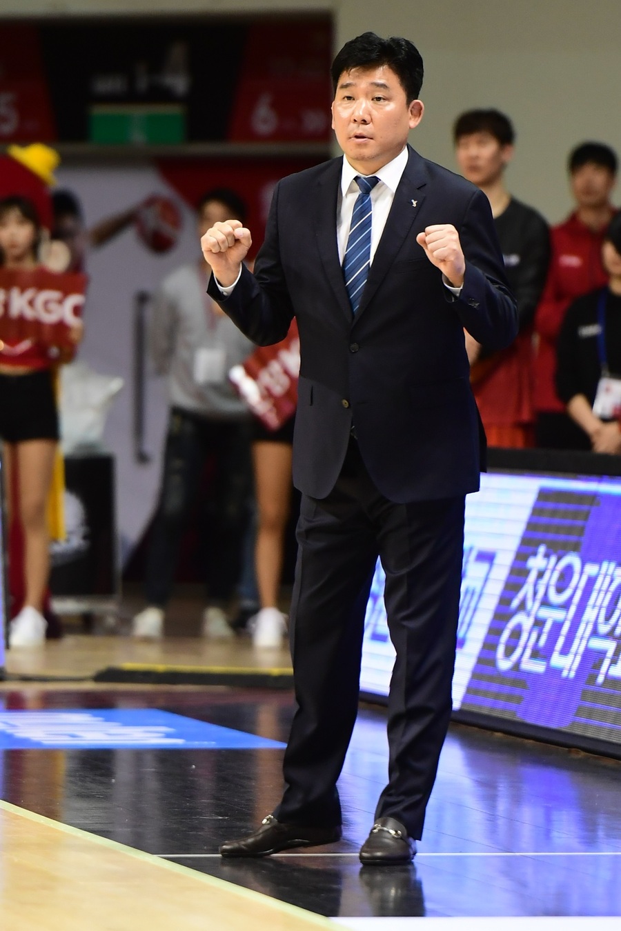 김승기 인삼공사 감독이 13일 안양체육관에서 열린 프로농구 엘지와 경기에서 지휘하고 있다. KBL 제공