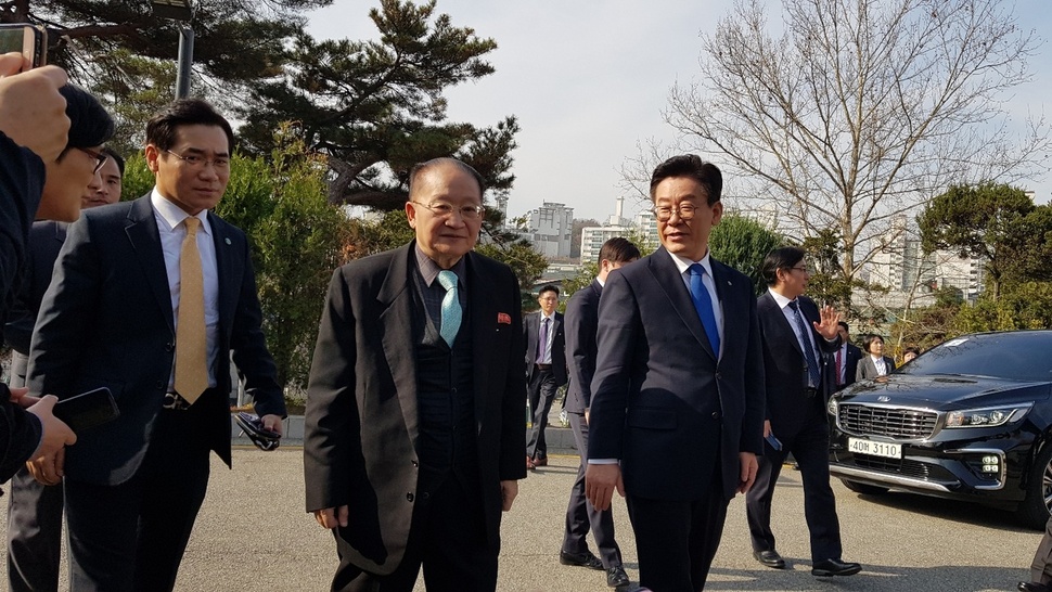 리종혁 조선아시아태평양평화위원회 부위원장(가운데)와 이재명 경기지사가 15일 경기도 수원시 경기도청 인근에 위치한 굿모닝하우스(옛 경기지사 공관)에 들어서고 있다.