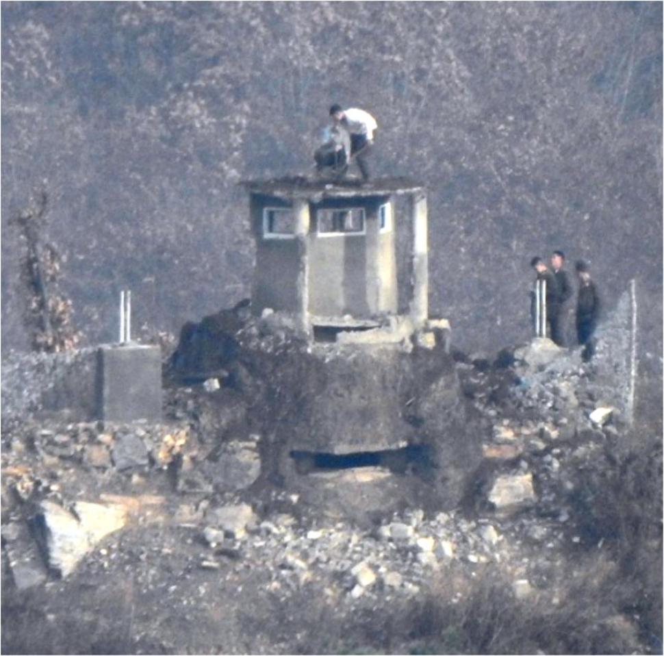 지난 10일 북한의 중부전선 GP 철거 모습을 국방부가 15일 공개했다.  국방부 제공