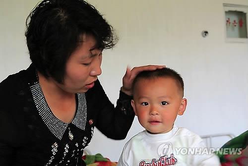 세계식량계획(WFP)의 지원을 받는 북한 평안남도 평성시의 소아병동 어린이.