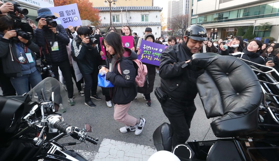 2019학년도 대학수학능력시험일인 15일 오전 서울 중구 이화외국어고등학교에서 한 수험생이 오토바이를 타고 도착해 시험장으로 향하고 있다. 올해 수능은 지난해 보다 1397명이 증가한 59만4924명이 응시해 전국 86개 시험지구 1190개 시험장에서 치러진다. 박종식 기자 anaki@hani.co.kr