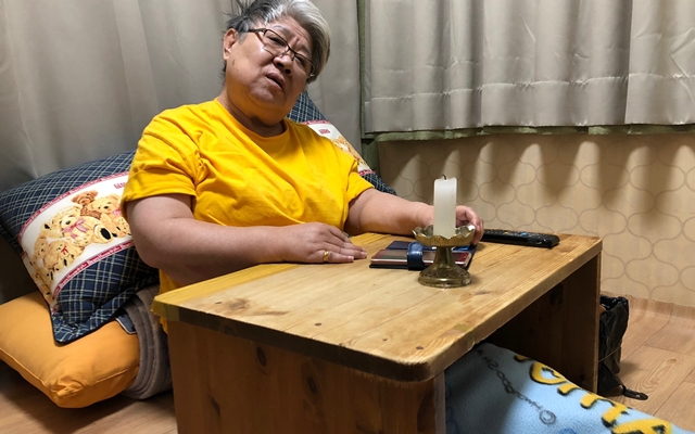 근육이 파괴되는 근이영양증을 앓아 왼손 외에 움직일 수 없는 김현숙(63)씨가 활동지원서비스에 연령 제한을 두는 것에 대한 부당함을 호소하고 있다. 장수경 기자