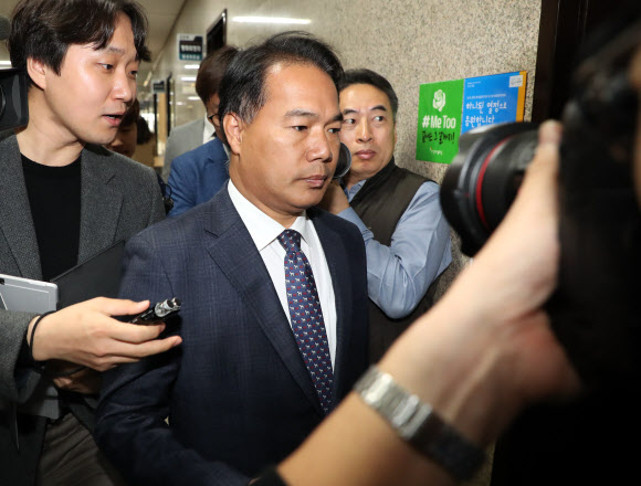 음주운전 단속에 적발돼 논란을 일으킨 민주평화당 이용주 민주평화당 의원이 14일 오후 국회에서 열린 민주평화당 당기윤리심판원 회의에 출석하고 있다. 당기윤리심판원은 이날 이 의원에 대한 징계 수위를 결정할 것으로 알려졌다. 2018.11.14 연합뉴스