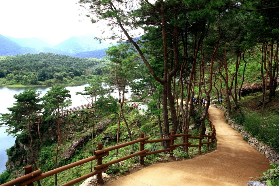 괴산 명물 산막이옛길.괴산군 제공