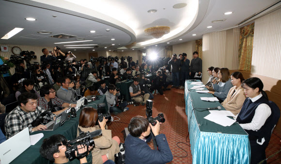컬링 전 여자 국가대표팀의 김경애, 김영미, 김선영, 김은정, 김초희가 15일 서울 송파구 올림픽파크텔에서 최근 불거진 논란과 관련한 기자회견을 하고 있다. 2018 평창동계올림픽에서 깜짝 은메달을 목에 건 경북체육회 여자컬링팀, 일명 ‘‘팀킴‘‘은 최근 호소문을 통해 김경두 전 대한컬링경기연맹 부회장 등 지도자들에게 부당한 처우를 받아왔다고 폭로했다. 2018.11.15 연합뉴스