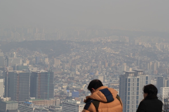 초미세먼지 농도가 '나쁨' 수준을 보인 16일 오전 남산 N서울타워 앞에서 관광객들이 뿌옇게 변한 도심을 바라보고 있다. 연합뉴스 초미세먼지 농도가 '나쁨' 수준을 보인 16일 오전 남산 N서울타워 앞에서 관광객들이 뿌옇게 변한 도심을 바라보고 있다. 연합뉴스