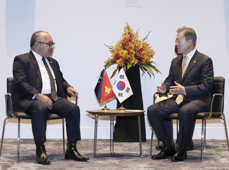 아시아태평양경제협력체(APEC) 정상회의 참석차 파푸아뉴기니를 찾은 문재인 대통령이 17일 오전 포트모르즈비 APEC하우스에서 피터 오닐 파푸아뉴기니 총리를 만나 정상회담을 하고 있다. 연합뉴스