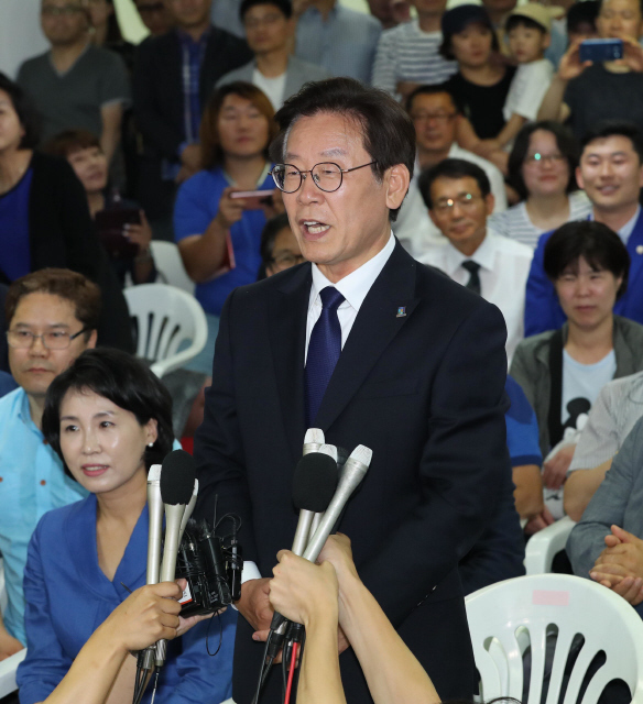 이재명 경기지사와 아내 김혜경(왼쪽)씨. <한겨레> 자료사진