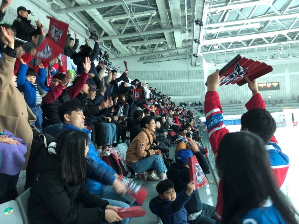18일 인천선학국제빙상장에서 열린 2018~2019 아시아리그 아이스하키 대명 킬러웨일즈와 안양 한라의 경기에서 대명 팬들이 열띤 응원을 보내고 있다.