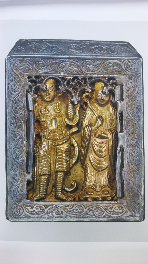 금 입힌 은제불감(도쿄국립박물관 소장). 안에 수호신과 관음보살살이 새겨졌다. 야마토문화관의 고려금속공예전 출품작.