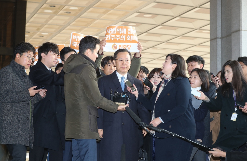 양승태 전 대법원장 시절 사법행정권을 남용한 혐의를 받는 박병대 전 대법관이 19일 오전 서울 서초구 서울중앙지검에 피의자 신분으로 출석하며 취재진 질문에 답하고 있다. 신소영 기자 viator@hani.co.kr