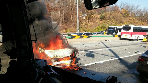 17일 오전 10시 13분께 충남 천안시 동남구 안서동 경부고속도로 서울 방향 342㎞ 지점에서 관광버스와 승용차 등 차량 10대가 잇따라 부딪치면서 10여명이 중경상을 입었다. 사진은 사고 현장 모습. 대전/연합뉴스