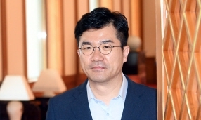 검찰, ‘불법 정치자금 의혹’ 송인배 정무비서관 피의자 신분 조사