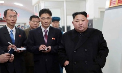 유리공장 찾은 김정은 “세상은 빠르게 변하며 발전하고 있다”