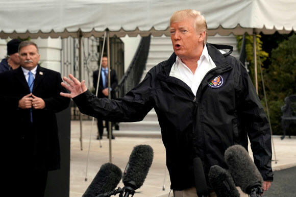 도널드 트럼프 미국 대통령이 17일 캘리포니아 산불 현장으로 떠나기 전 백악관에서 기자들과 얘기하고 있다. 워싱턴/로이터 연합뉴스