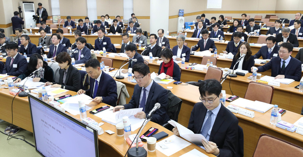 19일 오전 경기도 고양시 사법연수원에서 열린 전국법관대표회의에서 참석 판사들이 회의 시작을 기다리고 있다. 이날 회의를 통해 '사법행정권 남용 의혹 연루 판사들에 대한 탄핵 촉구 결의안'등 안건을 논의한다. 고양/백소아 기자 thanks@hani.co.kr