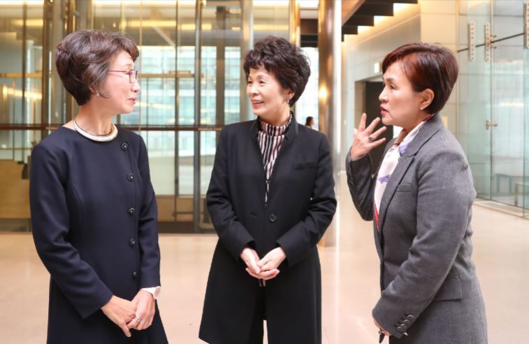 19일 오후 전효숙 전 대법관(가운데), 전수안 전 대법관, 강금실 전 법무부 장관(오른쪽)이 손잡고 쏘아올린 ‘젠더와 법’ 연구소 창립기념 컨퍼런스가 열리고 있다. 이날 모인 전효숙 전 대법관, 전수안 전 대법관, 강 장관이 담소를 나누고 있다. 신소영 기자 viator@hani.co.kr