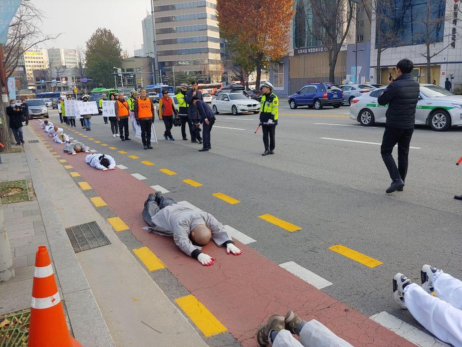 조계종 사회노동위원회 등이 단속을 피하다 숨진 미얀마 노동자 딴저테이씨 사건의 진상규명과 재발방지를 위해 19일 오후 서울 종로구 조계사에서 청와대 사랑채까지 오체투지로 행진했다. 박윤경 기자 ygpark@hani.co.kr