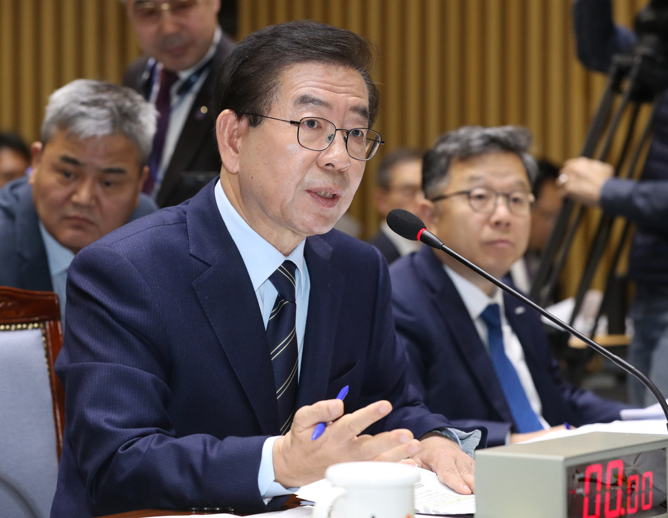 박원순 서울시장이 22일 서울 중구 서울시청에서 열린 국회 국토교통위원회의 서울시 국정감사에서 질의에 답하고 있다. 강창광 기자 chang@hani.co.kr