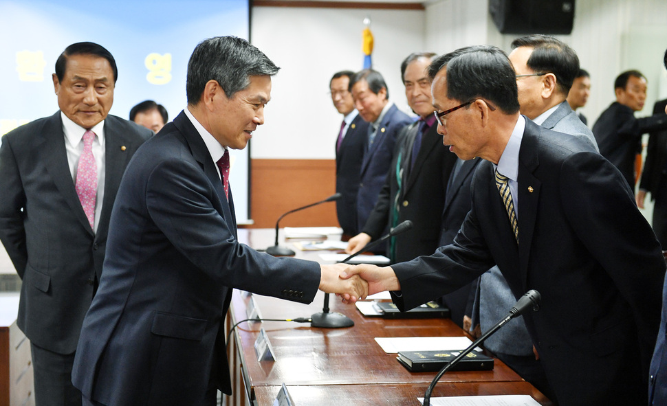 정경두 국방부 장관이 19일 재향군인회를 예방해 임원단과 악수하고 있다. 정 장관은 한반도 비핵화와 항구적 평화 정착을 위한 군의 노력에 대한 지지와 응원을 요청했다. 국방부 제공