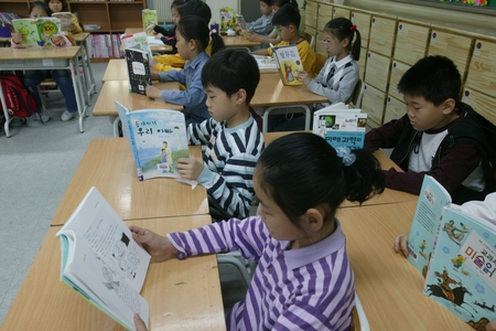 서울 한 초등학교 3학년 교실에서 자율학습 시간을 이용해 ‘아침 독서운동’을 하고 있다. 곽윤섭 기자 kwak1027@hani.co.kr