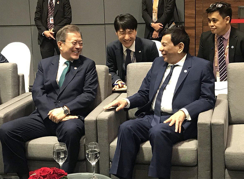 감기 때문에 어제 회의에 참석하지 못 한 두테르테 필리핀 대통령과 대화하는 문재인 대통령. 청와대 제공