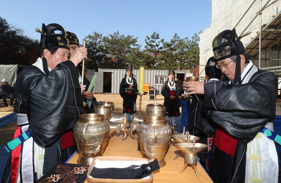 20일 오전 서울 중구 덕수궁 광명문 이전 복원 상량식이 열려 헌관들이 신들에게 제를 올리고 있다. 신소영 기자