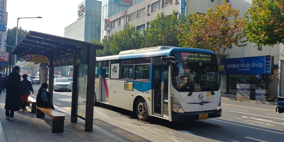 동일교통, 청주교통, 청신운수, 한성교통 등이 경영난 등을 이유로 21일부터 시행하려던 환승·단일 요금 거부 계획을 철회했다.오윤주 기자