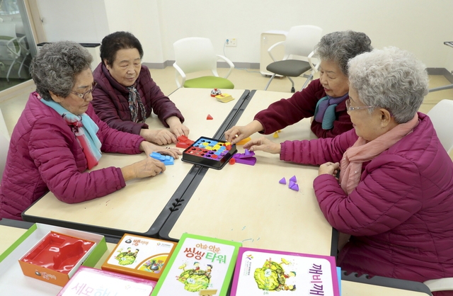 성남 위례 공공실버주택 안에 위치한 종합사회복지관에서 게임을 즐기고 있는 노인들. 정부는 2022년까지 노인 공공임대주택 4만호를 ‘케어안심주택’으로 지을 계획이다. 보건복지부 제공