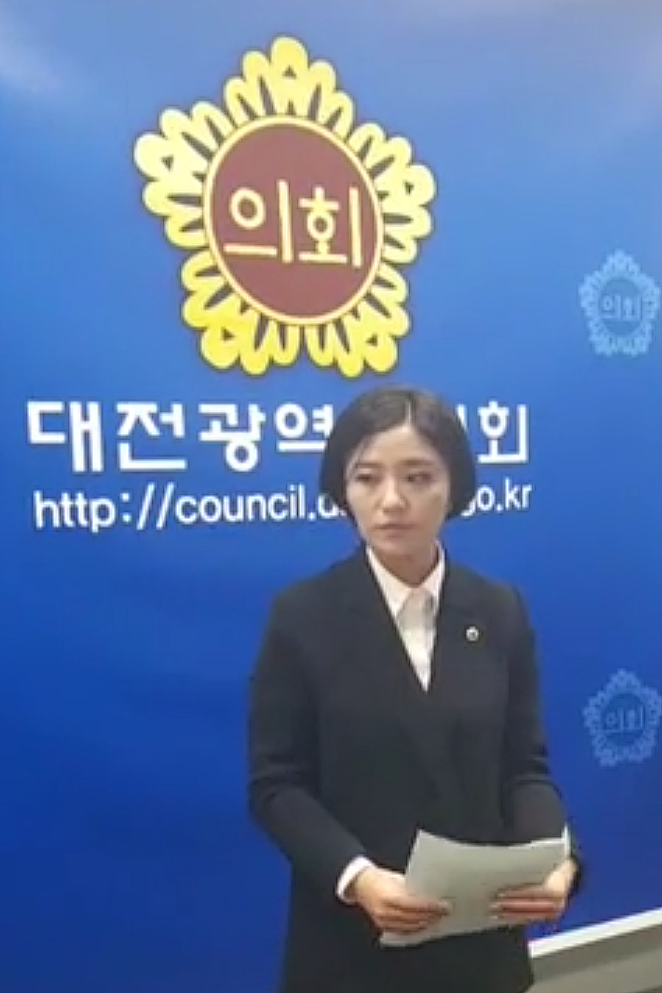 김소연 대전시의원이 20일 시의회에서 기자회견을 열어 “제가 ‘예비후보 금품 요구 사건’을 폭로해 검찰 조사가 시작되자 박범계 국회의원 측근들이 사건을 조직적으로 은폐하려 했다”고 주장하고 있다. 김소연 대전시의원 사회관계망서비스 중계화면 갈무리