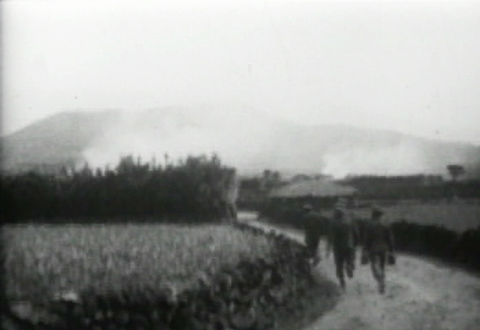 미군이 1948년 5월 촬영한 ‘제주도의 메이데이’의 한 장면이다. 뒤쪽에 보이는 오름이 문순선씨가 살았던 어우눌 마을 인근 민오름이다.