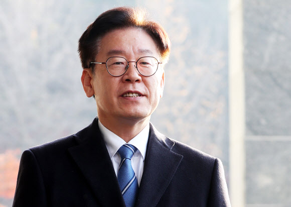 이재명 경기도지사가 19일 오전 경기도 수원시 경기도청으로 출근하며 이른바 ‘혜경궁 김씨(@08__hkkim)’ 트위터 계정 소유주는 이 지사의 부인 김혜경 씨라는 수사결과 관련 입장을 밝힌 후 취재진 질문에 답하고 있다. 경기남부지방경찰청 사이버수사대는 공직선거법 위반(허위사실 공표) 및 명예훼손 등 혐의로 입건된 김씨를 이날 오전 기소의견으로 검찰에 송치한다. 수원/연합뉴스