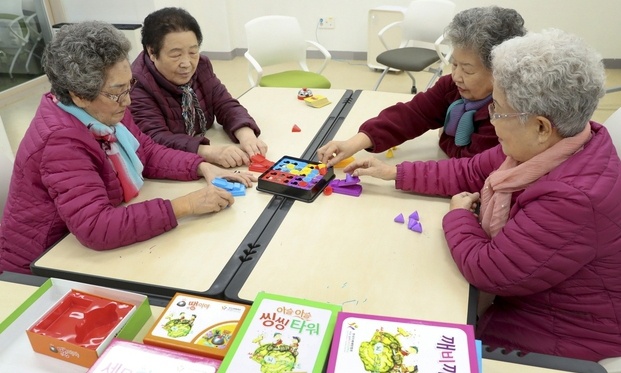 노인 요양병원 격리 ‘그만’…평소 살던 곳에서 ‘돌봄’ 받아요