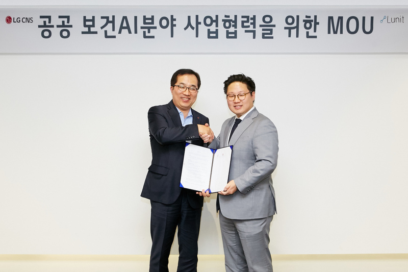 정운열 엘지씨엔에스(LG CNS) 상무(왼쪽)와 서범석 루닛 대표이사가 인공지능을 활용한 엑스레이 분석 서비스 사업 추진 협약을 맺은 뒤 포즈를 취하고 있다. 엘지씨엔에스 제공
