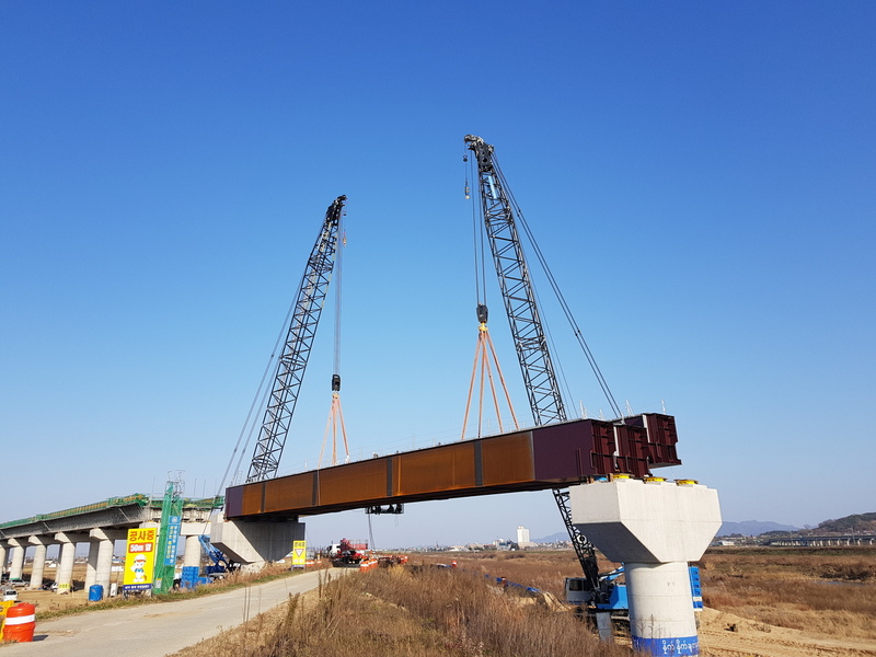 충남 홍성군 서해선 복선전철 삽교천교 횡단구간에 사용되는 저탄소 친환경 강재. 한국철도시설공단 제공