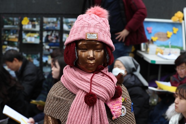 정부가 한일 위안부 합의에 따라 설립된 화해·치유재단을 해산한다고 공식 발표한 21일 낮 12시 ‘일본군 성노예제(위안부) 문제 해결을 위한 정의기억연대’가 서울 종로구 옛 일본대사관 근처 ‘평화의 소녀상’ 앞에서 연 정기 수요집회에서 소녀상이 서 있다. 강창광 기자 chang@hani.co.kr