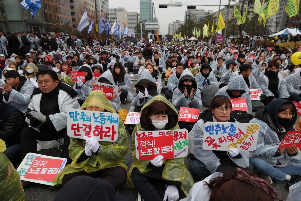 '탄력근로제 기간 확대 노동법 중단' 등을 요구하는 하루 총파업을 벌인 전국민주노동조합총연맹 조합원들이 21일 오후 서울 여의도 국회 앞에서 '수도권 총파업대회'를 열어 '적폐 청산'과 '사회 대개혁' 등 구호를 외치고 있다. 백소아 기자 thanks@hani.co.kr