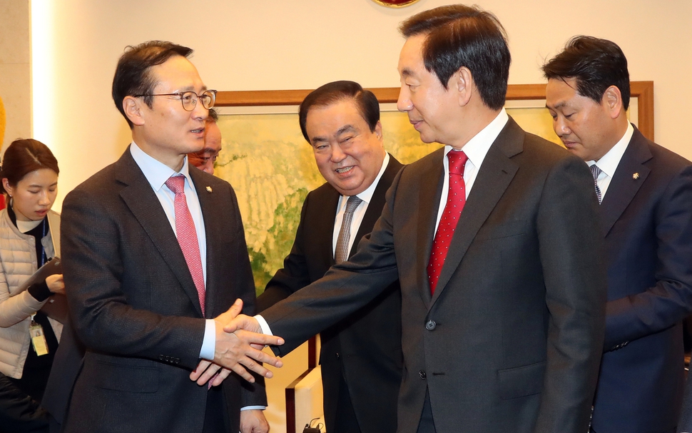 홍영표 민주당 원내대표(앞줄 왼쪽)와 김성태 자유한국당 원내대표가 20일 오후 국회에서 국회정상화 합의를 발표한 뒤 악수하고 있다. 김경호 선임기자