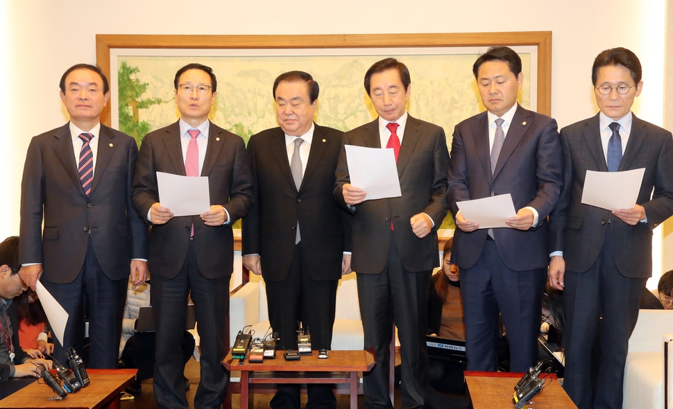 문희상 국회의장과 여야 5당 원내대표가 20일 오후 국회에서 국회정상화 합의를 발표하고 있다.