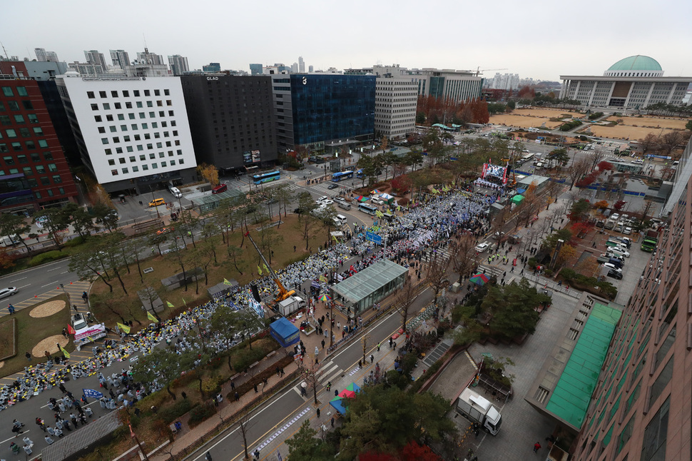 '탄력근로제 기간 확대 노동법 중단' 등을 요구하는 하루 총파업을 벌인 전국민주노동조합총연맹 조합원들이 21일 오후 서울 여의도 국회 앞에서 '수도권 총파업대회'를 열어 '적폐 청산'과 '사회 대개혁' 등 구호를 외치고 있다. 민주노총은 이날 전국 14개 지역에서 약 4만여명이 참가하는 총파업대회를 열었다. 김정효 기자