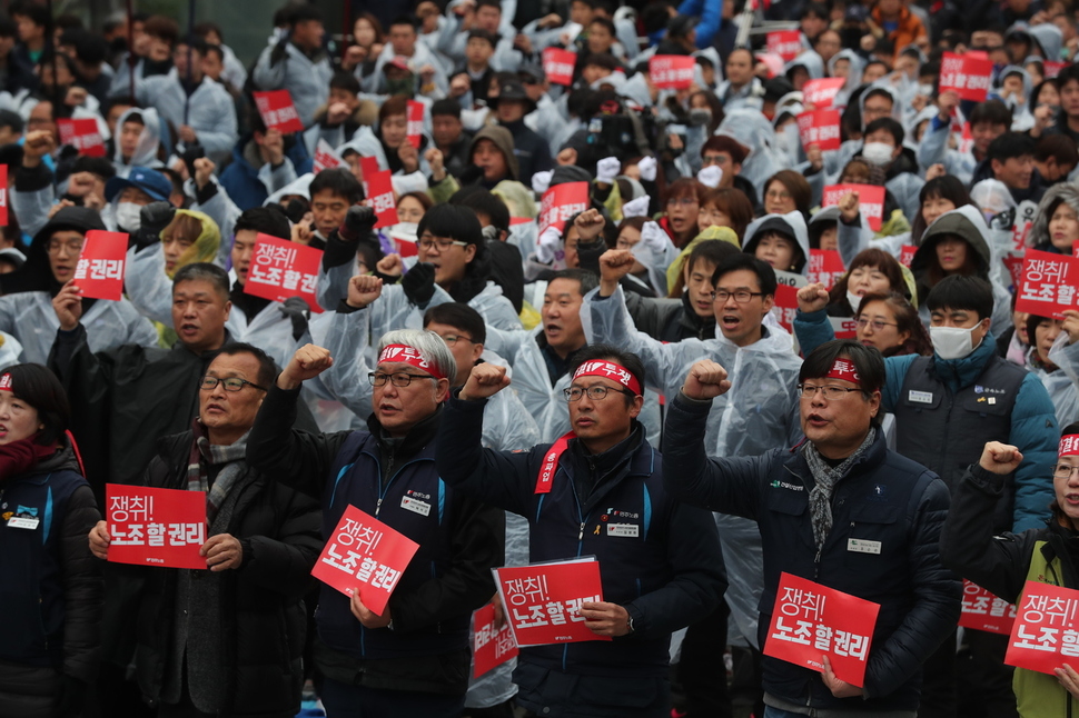 김명환 전국민주노동조합총연맹 위원장(오른쪽 셋째)과 조합원들이 21일 오후 서울 여의도 국회 앞에서 '수도권 총파업대회'를 열어 '노동법 전면개정' 등 구호를 외치고 있다. 백소아 기자