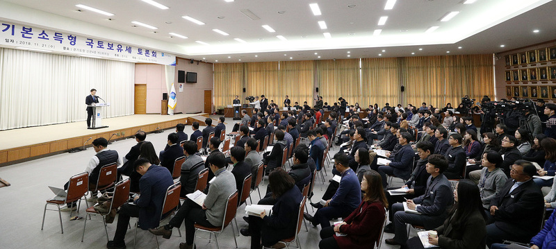 이재명 경기지사가 21일 열린 기본소득형 국토보유세 토론회에 참석해 축사를 하고 있다. 경기도 제공