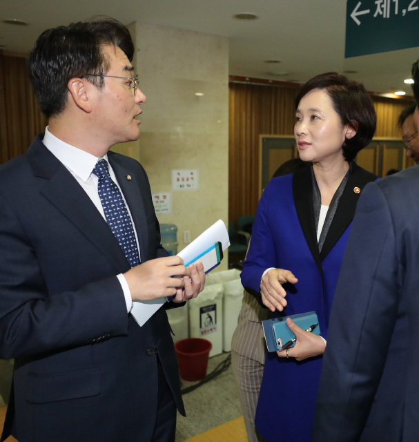 지난달 25일 오전 국회 의원회관에서 열린 `유치원 공공성 강화 당정협의 결과' 발표를 마친 더불어민주당 박용진 의원(왼쪽)과 유은혜 사회부총리 겸 교육부 장관이 이야기하고 있다. 강창광 기자 chang@hani.co.kr