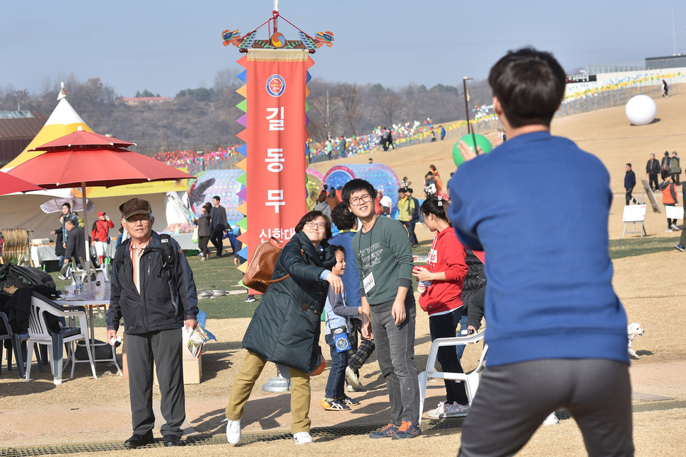 지난해 경기도 파주 임진각광장과 평화누리 일원에서 열린 파주장단콩축제에 참가한 시민들이 다양한 체험 프로그램을 즐기고 있다. 파주시 제공