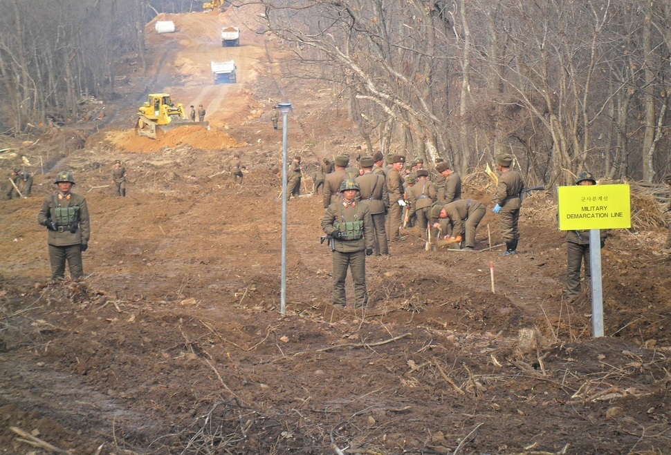 22일 도로연결 작업에 참여한 북한군 인원들이 군사분계선(MDL) 인근에서 작업을 하고 있다. 국방부 제공