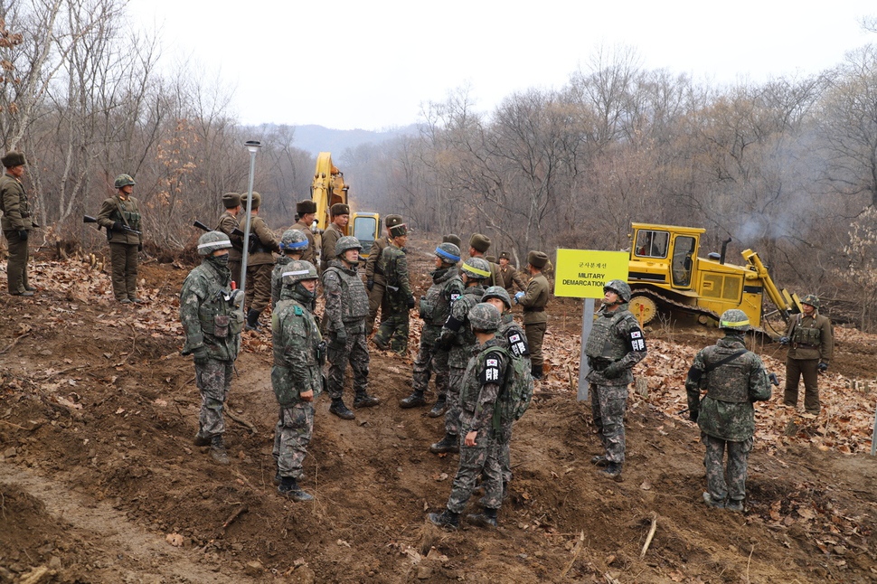 22일 도로연결 작업에 참여한 남북인원들이 군사분계선(MDL) 인근에서 대기하고 있다. 국방부 제공