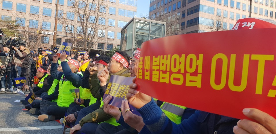 지난달 22일 오후 ‘불법 카풀 관련 비상대책위원회’ 주최로 국회 앞에서 열린 ‘택시 생존권 사수 2차 결의대회’에서 참가자들이 손팻말을 들고 구호를 외치고 있다. 이정규 기자 jk@hani.co.kr